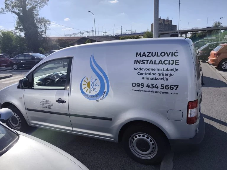 Mazulović Instalacije - brendirano servisno vozilo VW Caddy na terenu u Zagrebu